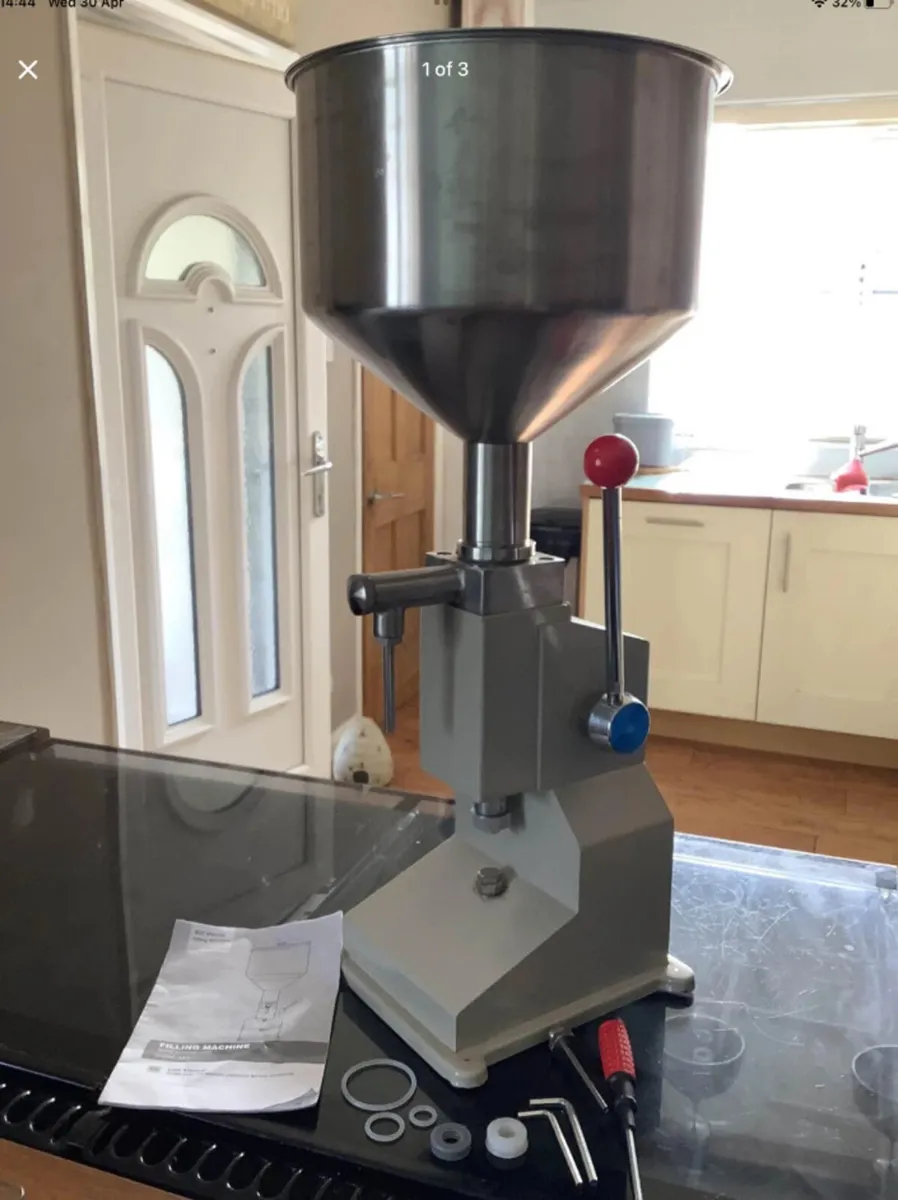 Liquid filling machine