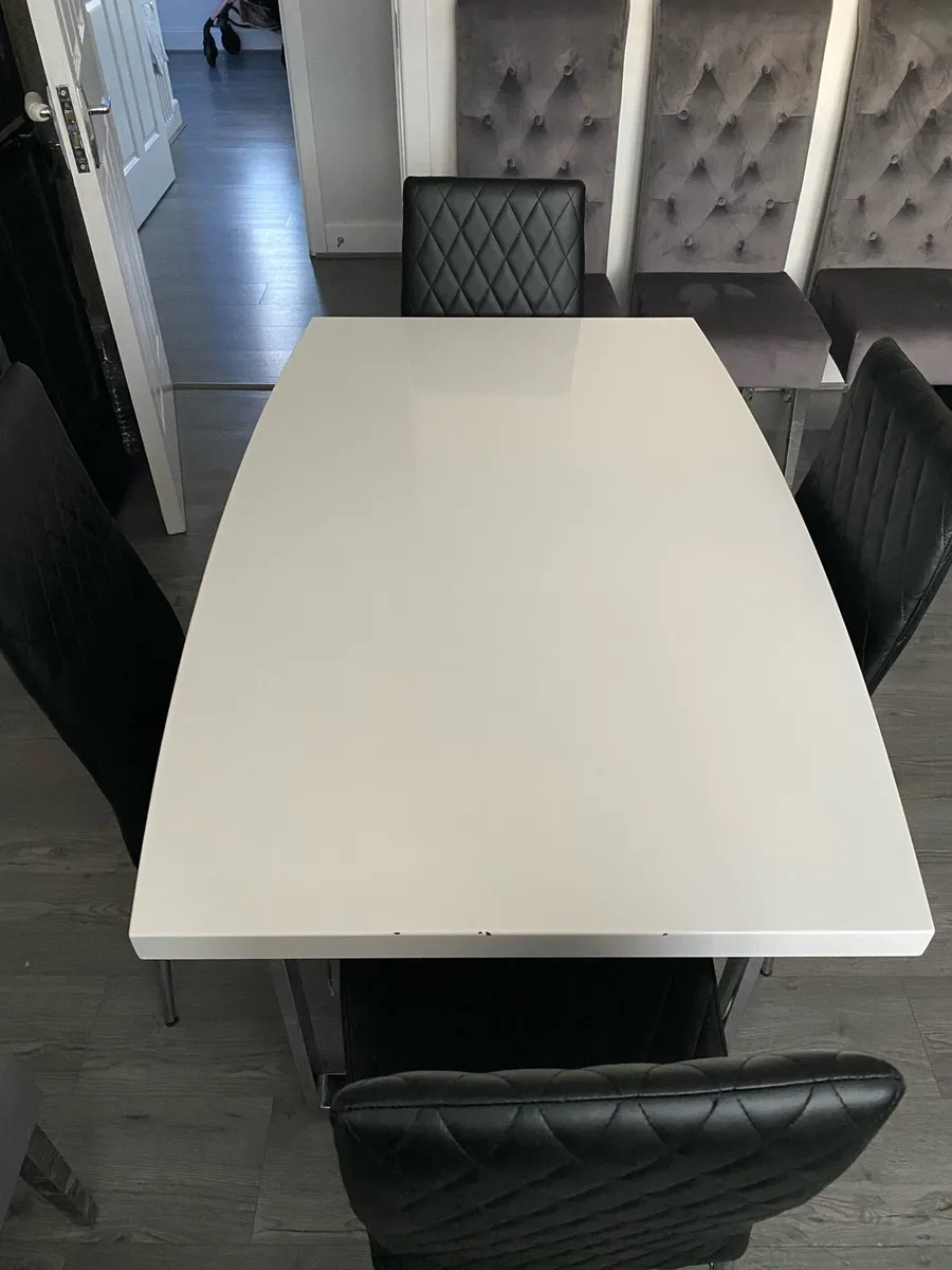 Dining table and chairs - Image 1