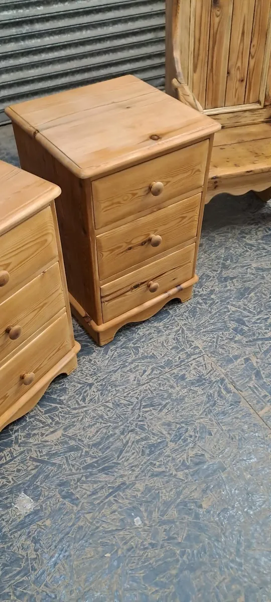 Pair pitch pine bedside lockers - Image 3