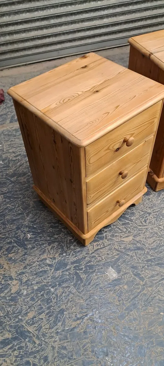 Pair pitch pine bedside lockers - Image 4
