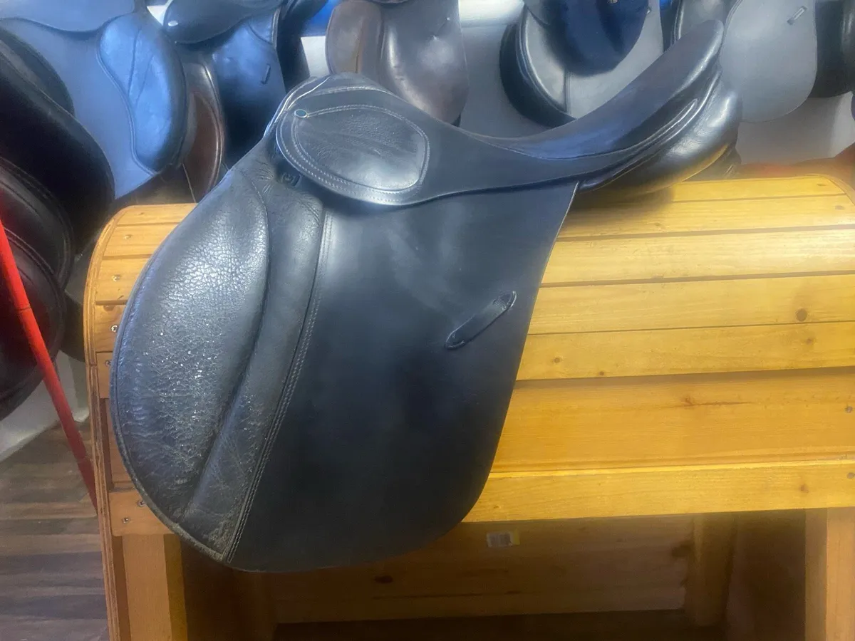 Stubben 17.5 Leather saddle - Image 1