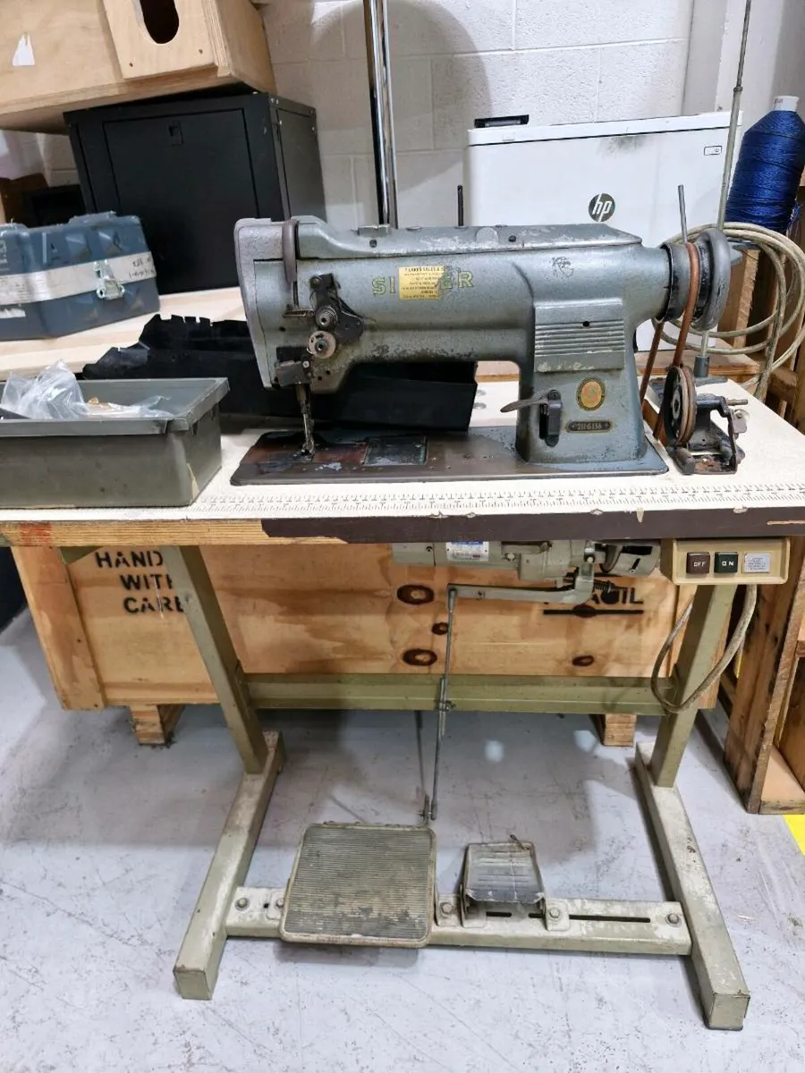 Singer sewing machine electric 211G156 - Image 1