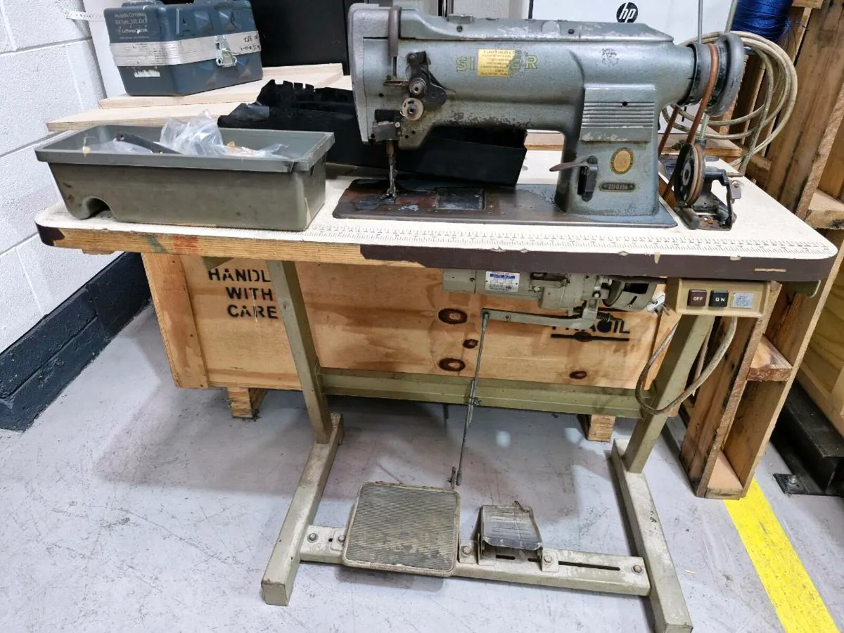 Singer sewing machine electric 211G156 - Image 2