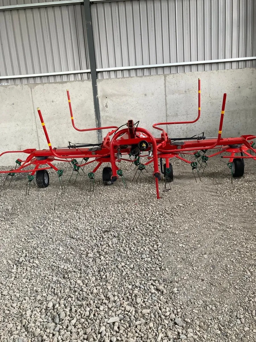 Kverneland 4 rotor Tedder - Image 1