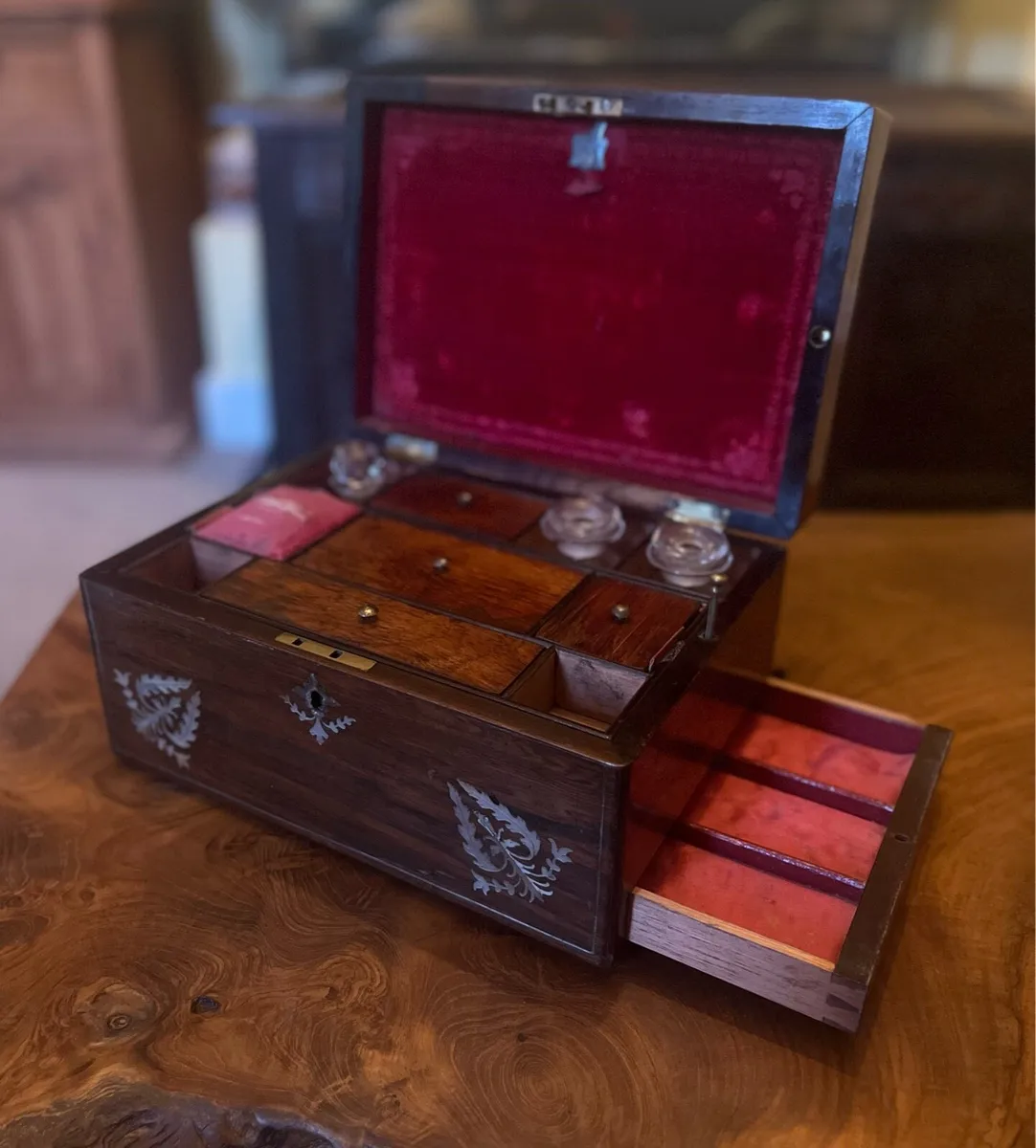 Victorian Mother of Pearl Inlaid Jewellery Box - Image 1