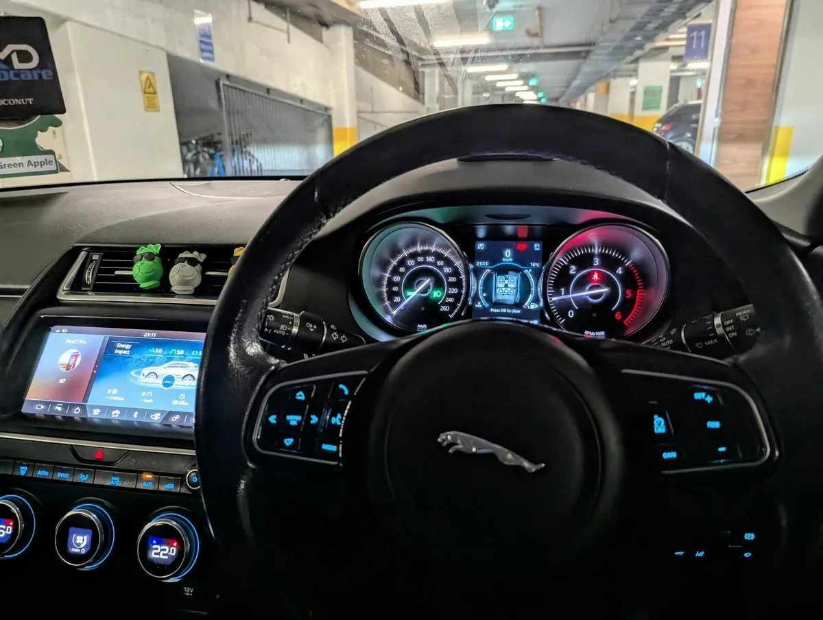 Jaguar E-Pace 2.0 D150PS Chequered Edition - Image 3