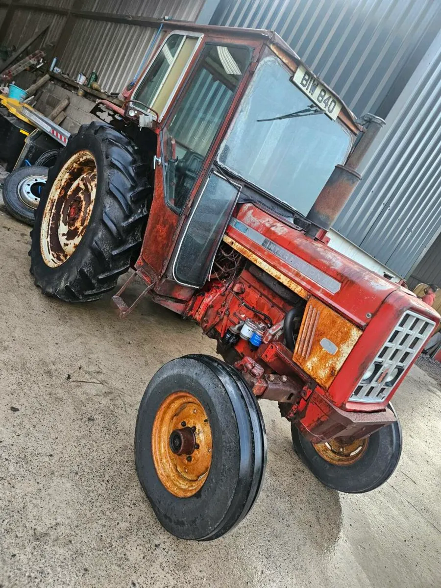 International 564 tractor - Image 3