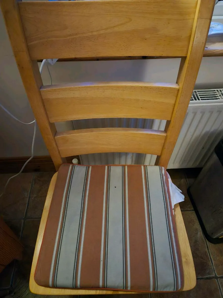 Table and chairs - Image 4