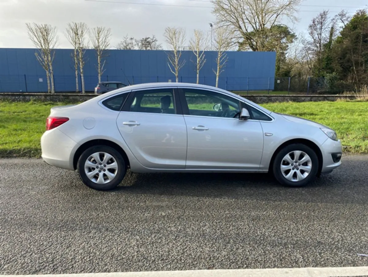 Opel Astra Saloon 1.4 I 4DR - Image 4