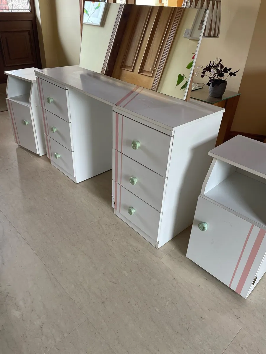 Dressing table & 2 bedside lockers - Image 1