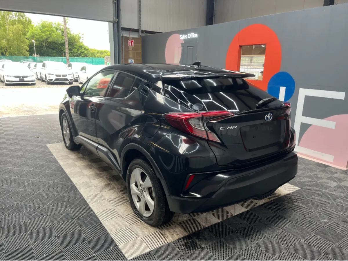 Toyota C-HR 1.8 HYBRID / 58k KMs /  ADAPTIVE CRUIS - Image 4