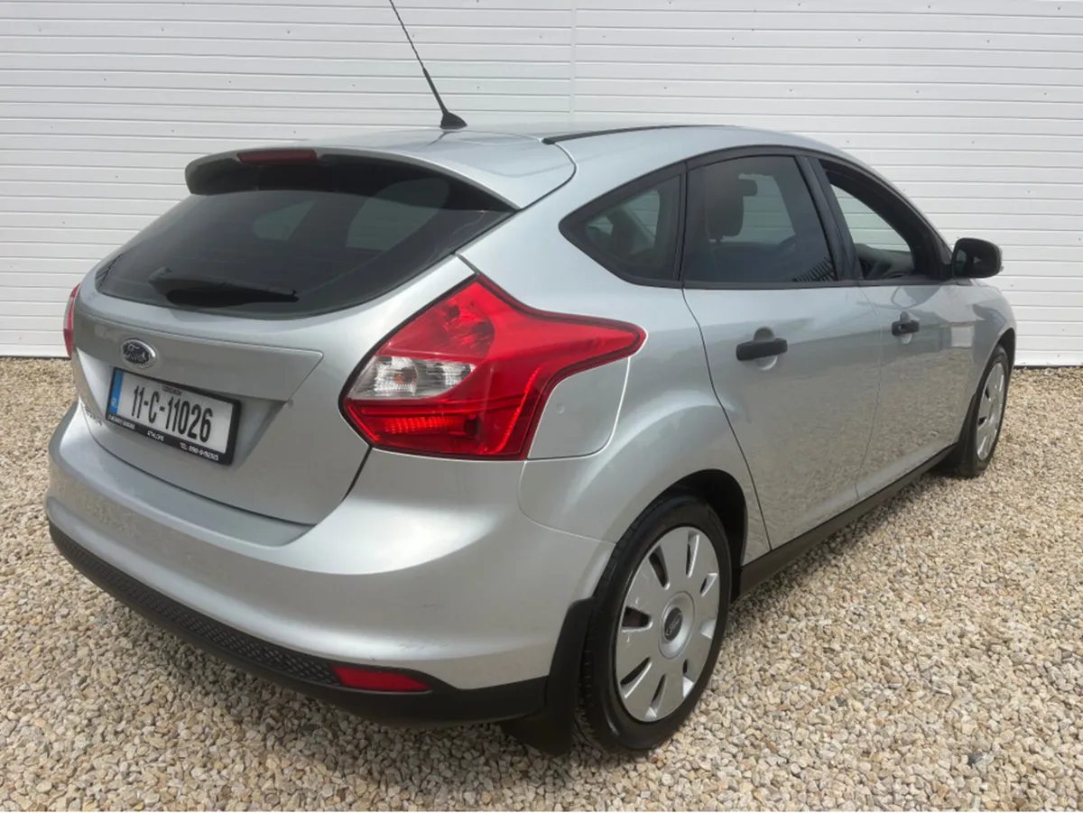 Ford Focus 1.6  PETROL 105PS 4DR - Image 3