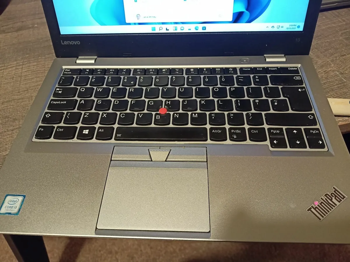 Lenovo laptop i3-7100 8GB RAM 256GB SSD Win 11 Pro - Image 1