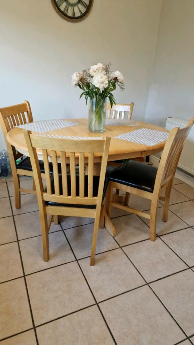 Extendable solid wood table + 4 chairs - Image 1