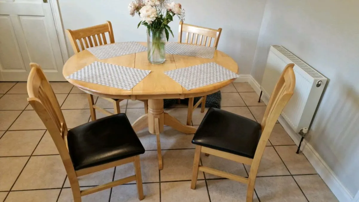 Extendable solid wood table + 4 chairs - Image 2