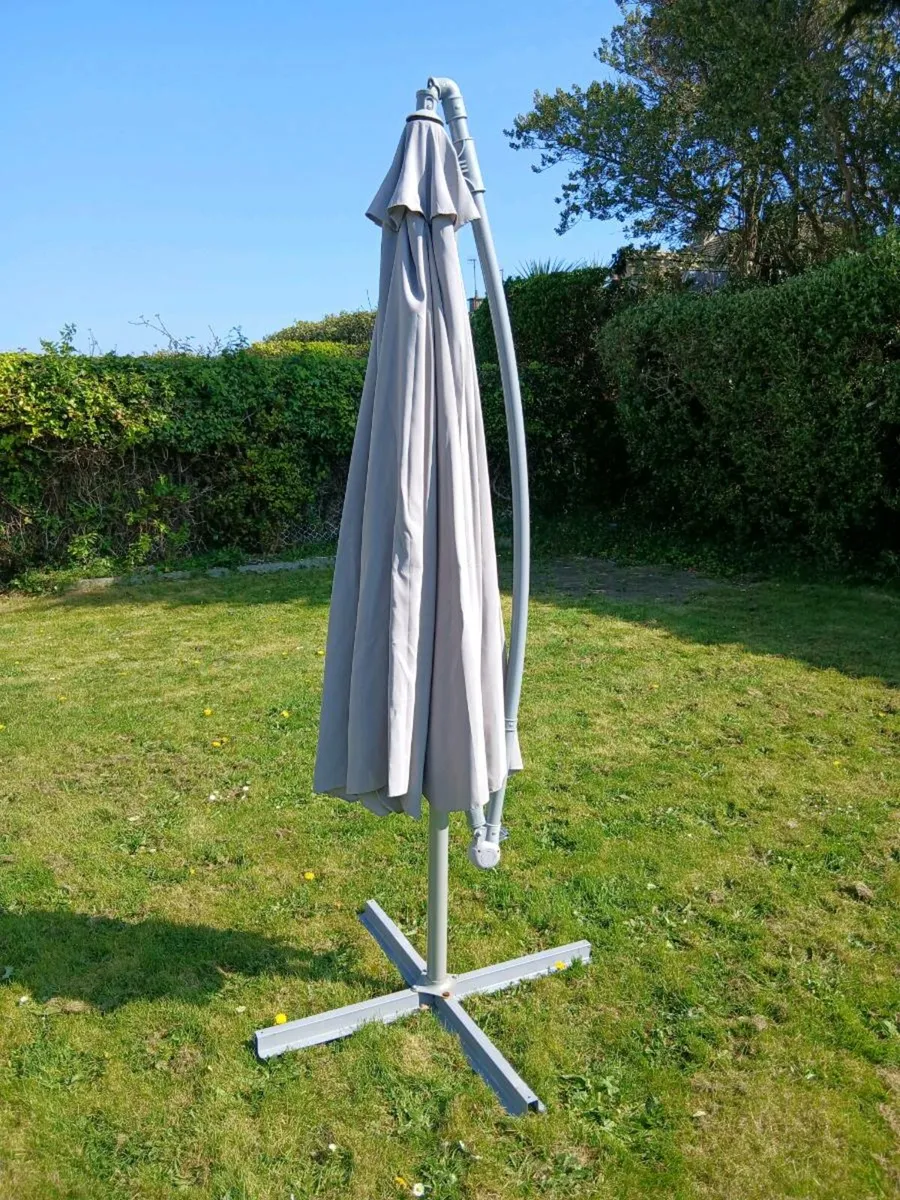 Garden Patio/Decking Cantilever Parasol - Image 2
