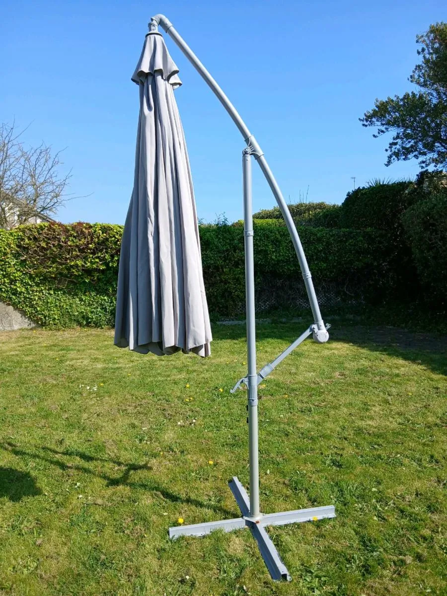 Garden Patio/Decking Cantilever Parasol - Image 3