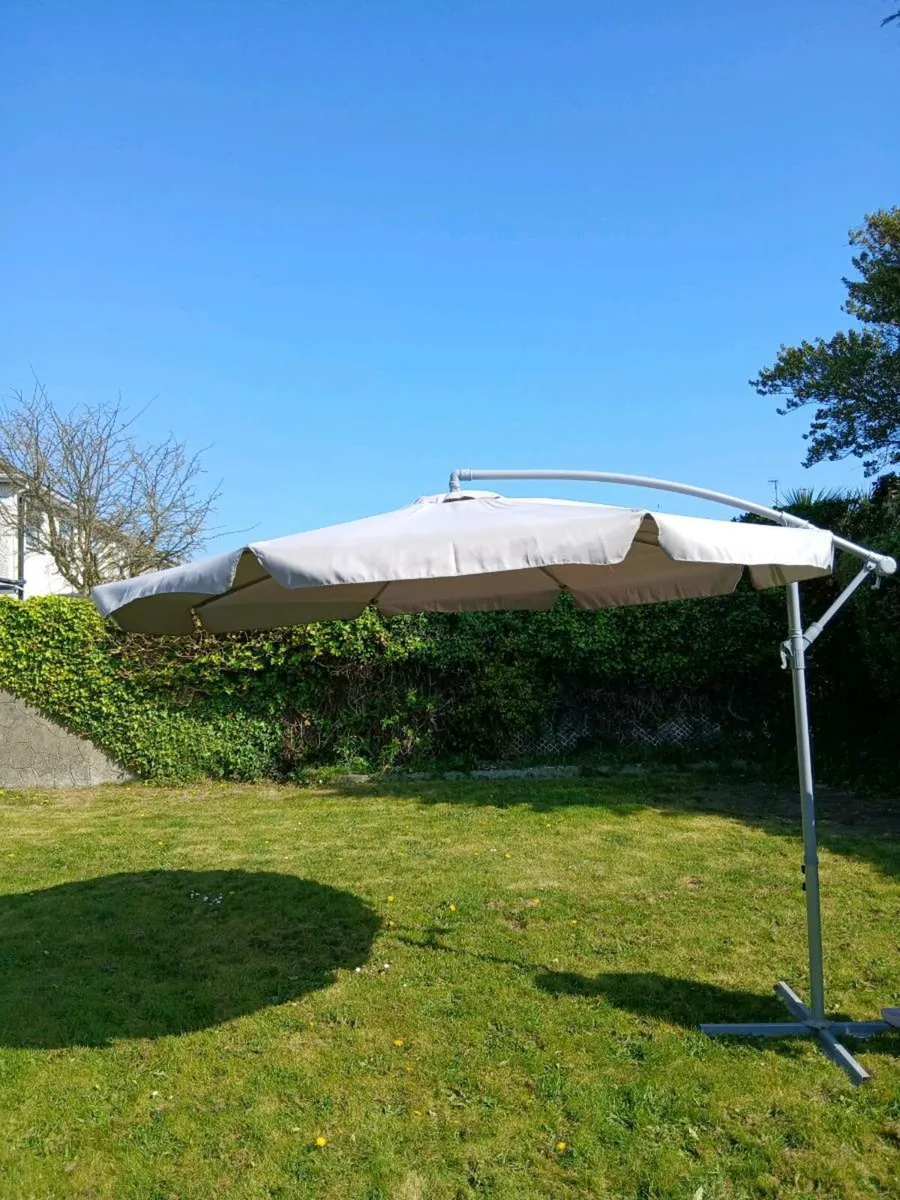 Garden Patio/Decking Cantilever Parasol - Image 4