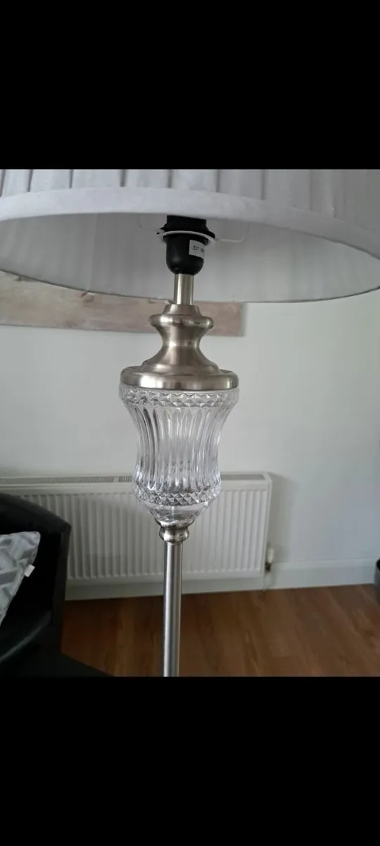 Standard lamp with shade - Image 2