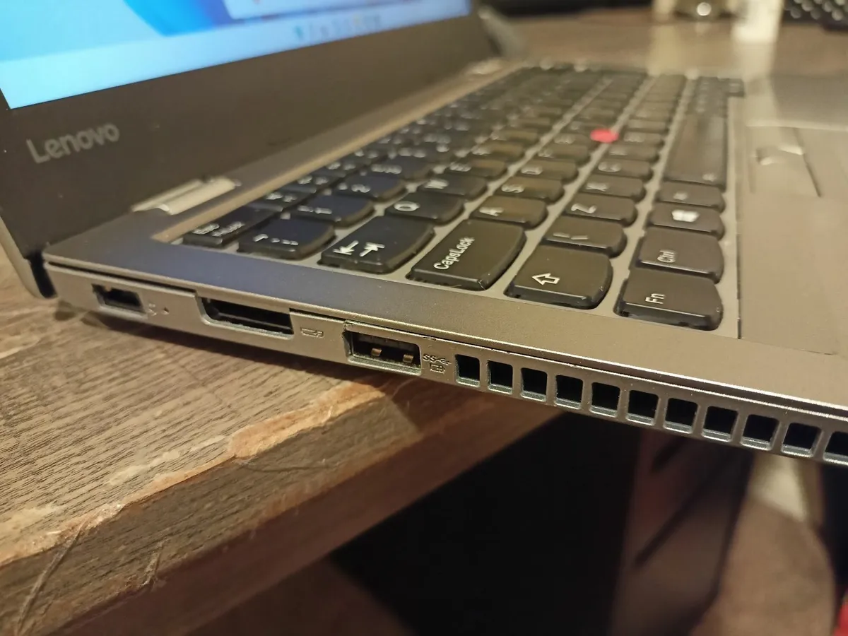 Lenovo laptop i3  8GB RAM 256GB SSD Win 11 Pro - Image 2