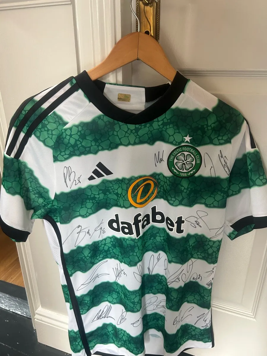 Celtic team signed jersey 23/24 - Image 1