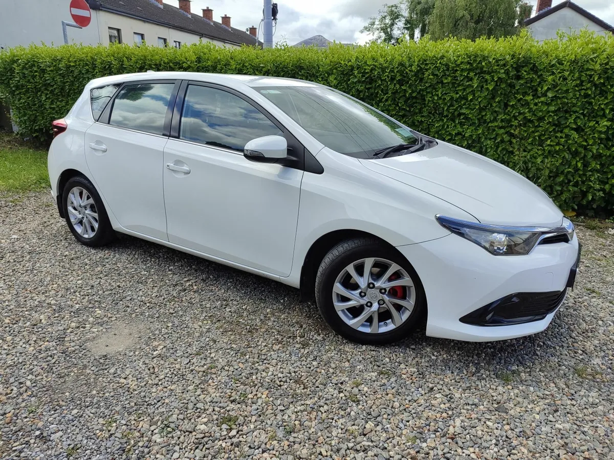 Toyota Auris 2017 - Image 2