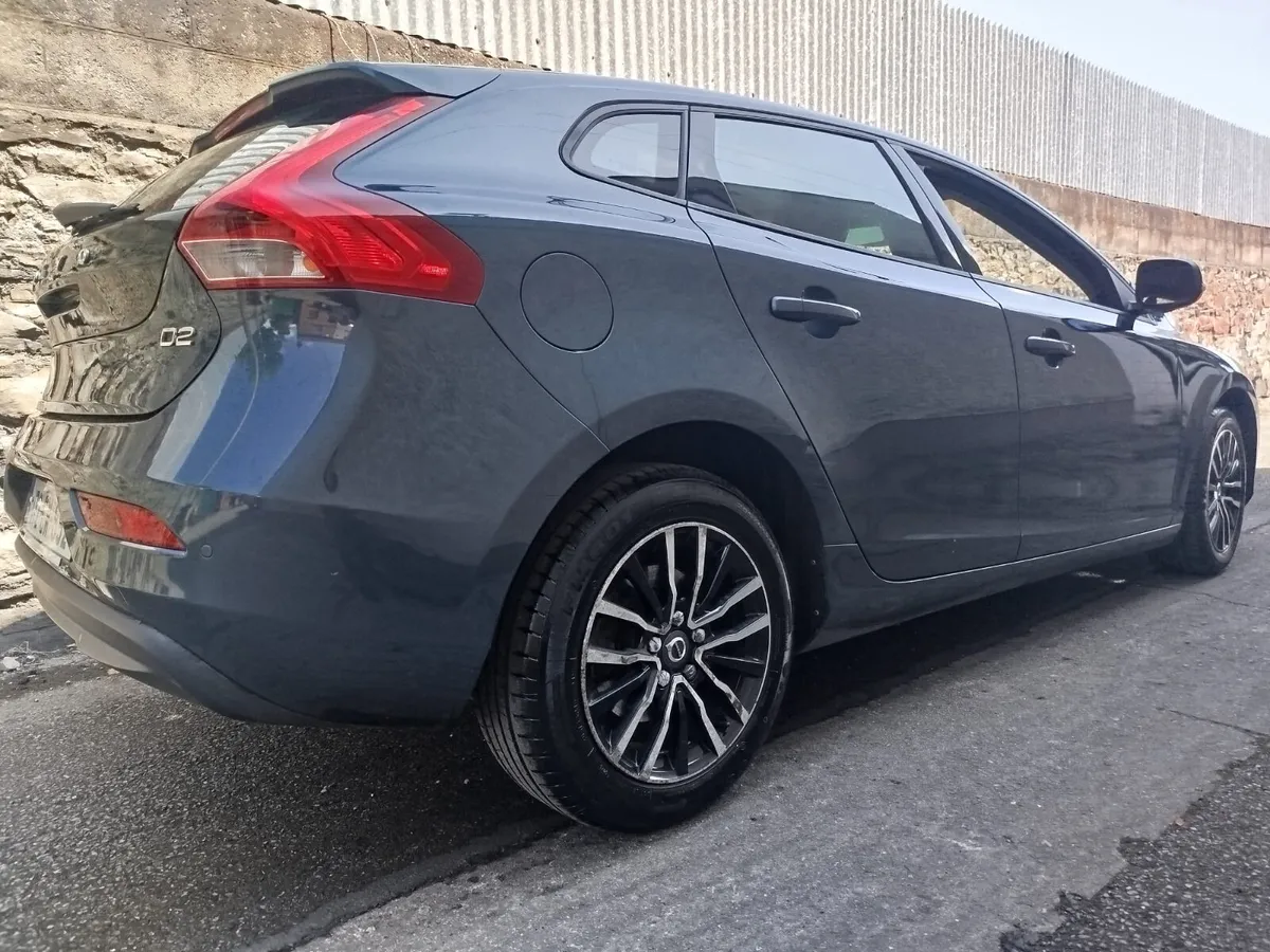 Volvo V40 2017 D2 NCT AND TAXED - Image 4