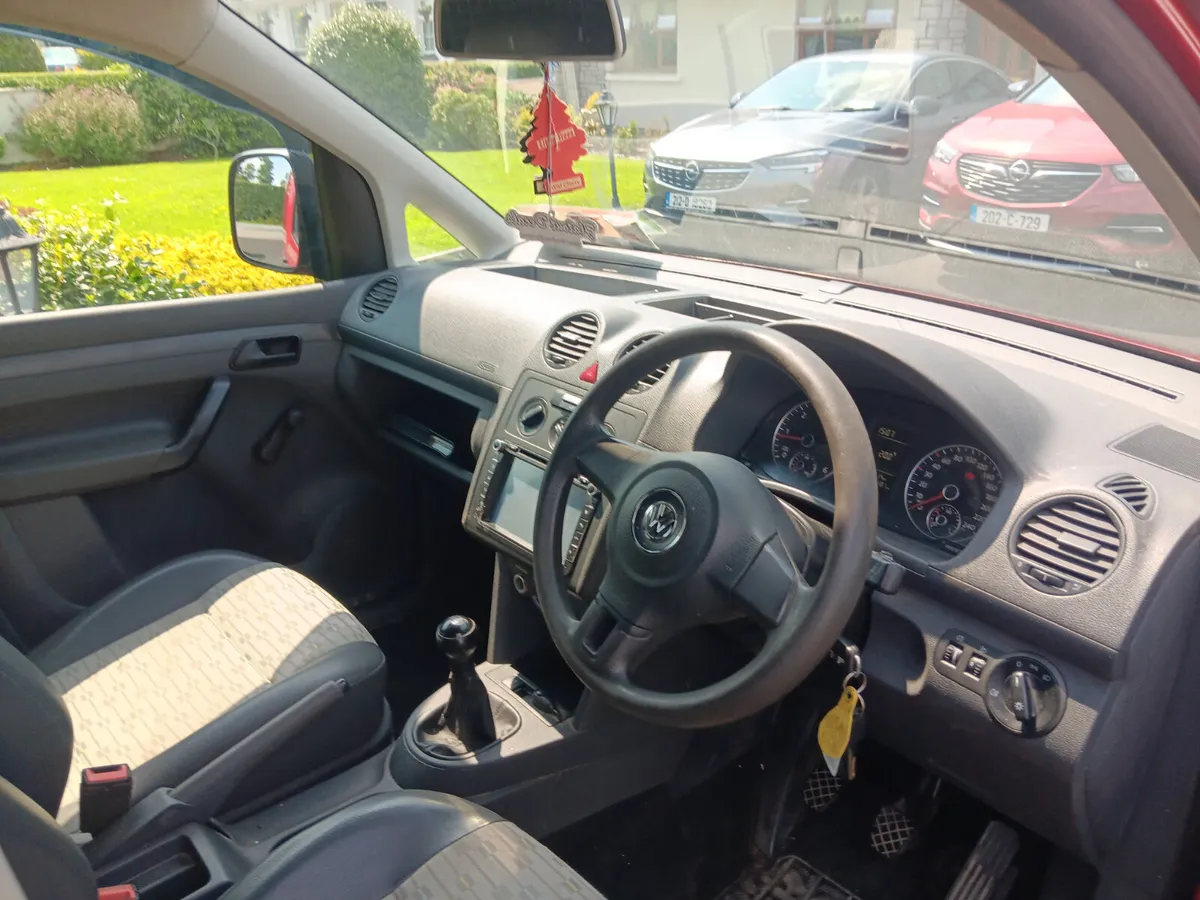 Volkswagen Caddy 2011 - Image 2