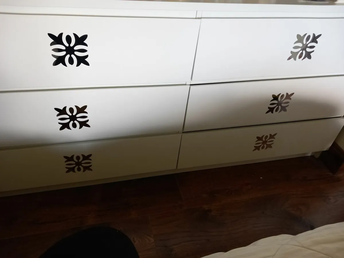 Chest of drawers