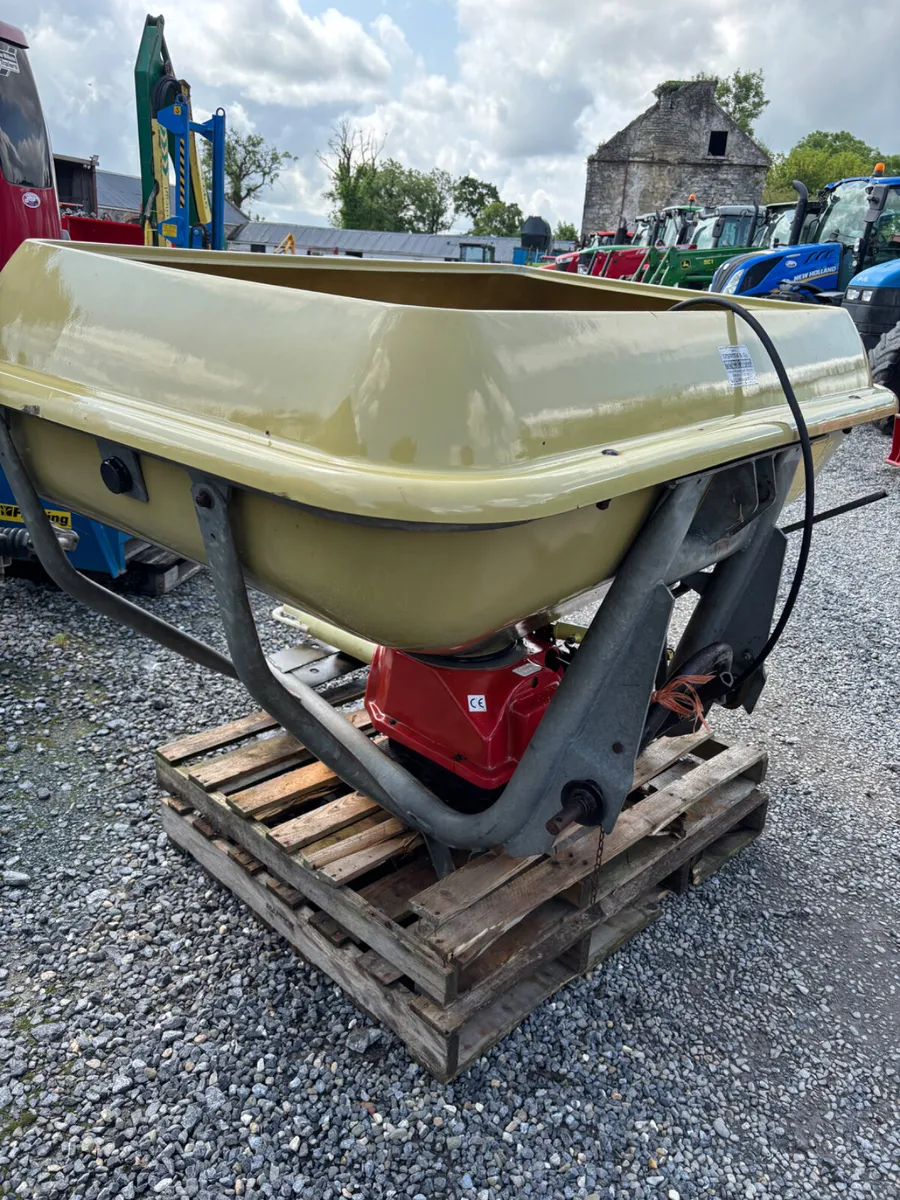 Cosmo wagtail fertiliser spreader - Image 1