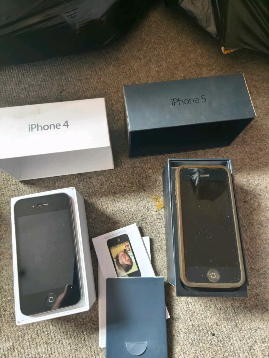 Old mobile phones - Image 1