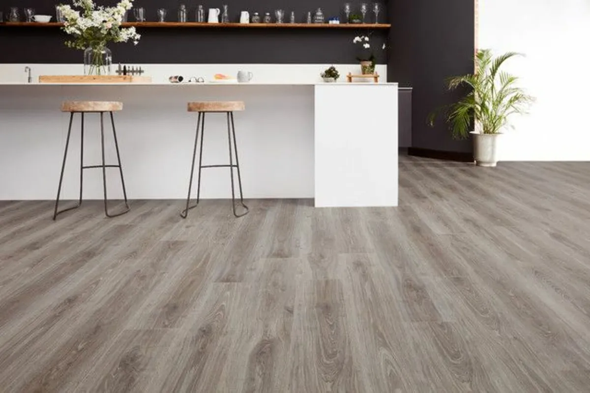 LAMINATE FLOOR