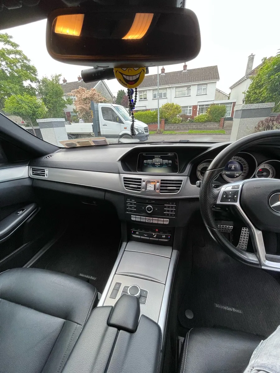 Mercedes Benz E220 Night Edition - Image 2
