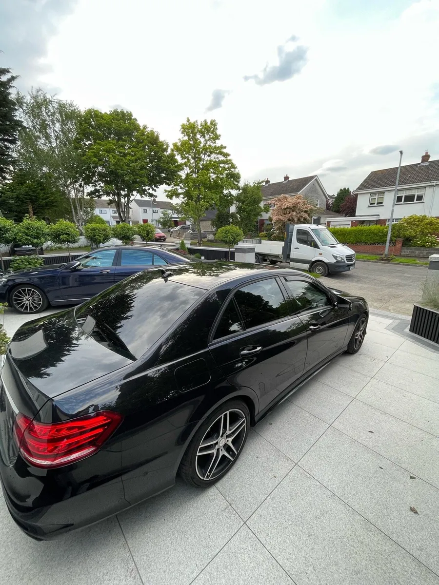 Mercedes Benz E220 Night Edition - Image 3