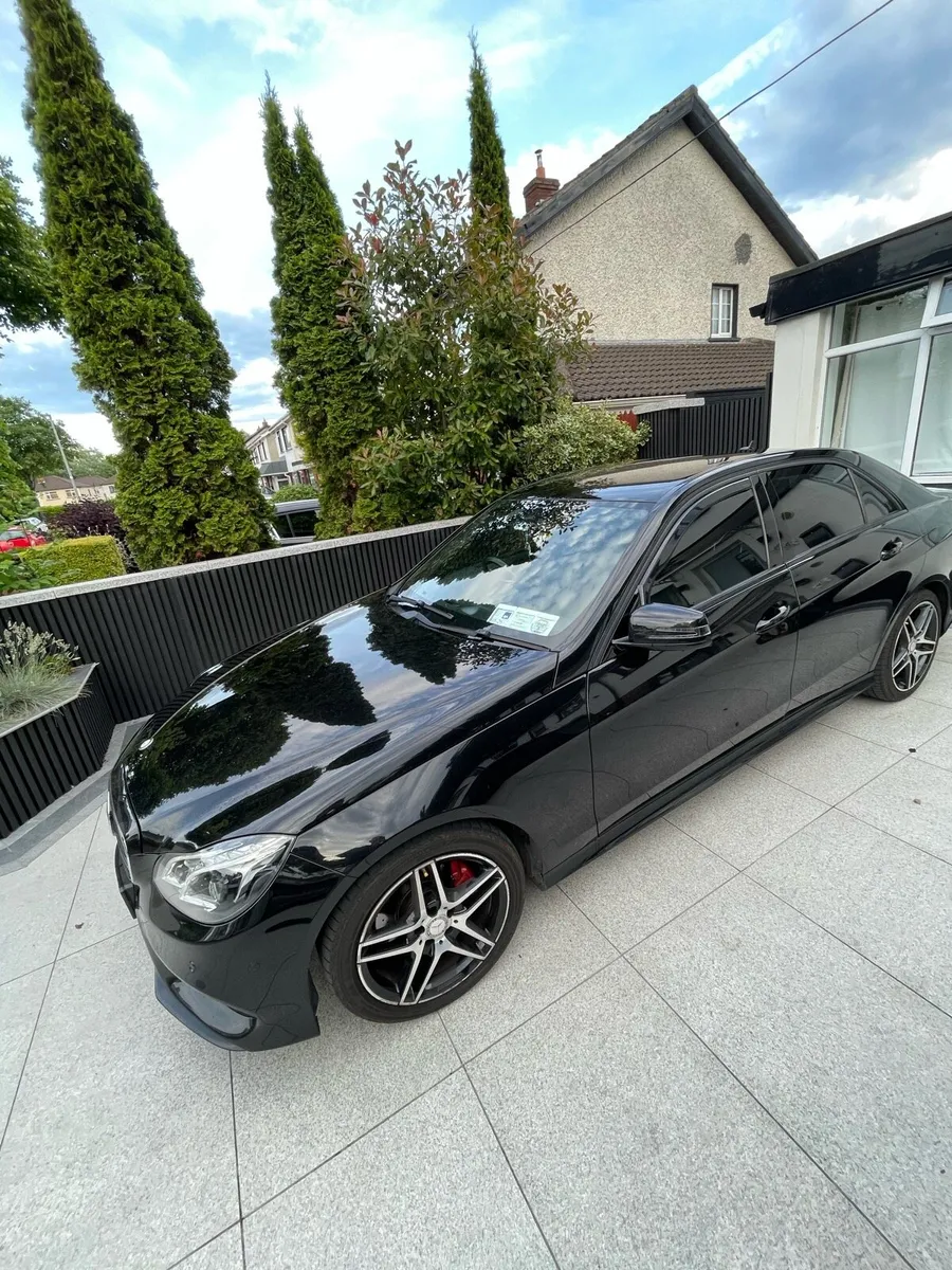 Mercedes Benz E220 Night Edition - Image 4