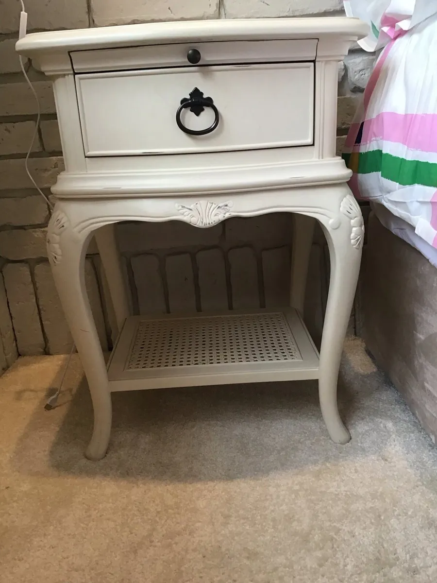 Vintage French Cream bedroom lockers and headboard - Image 3