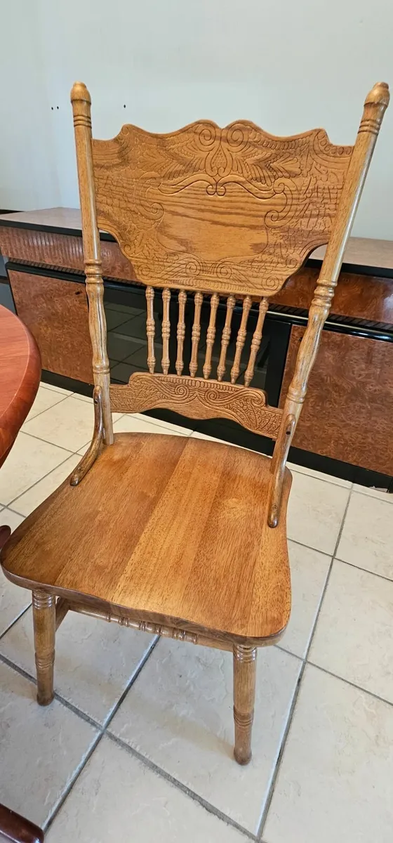 Solid wood dining table and 4 chairs - Image 3