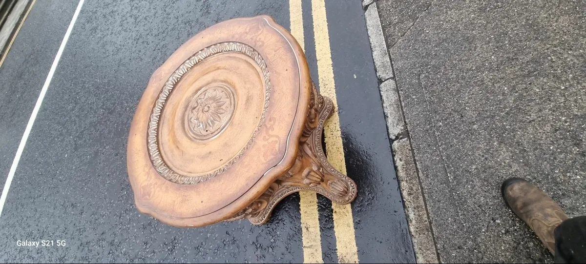Highly carved table - Image 2