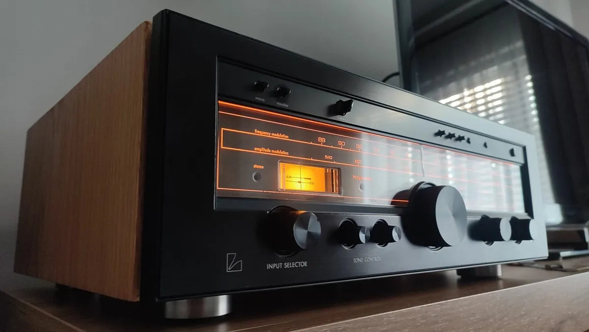 LUXMAN R-1040 Receiver/Amplifier. Like New! - Image 1