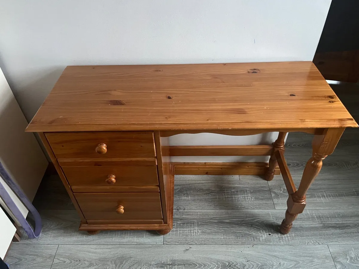 Study desk - Image 1
