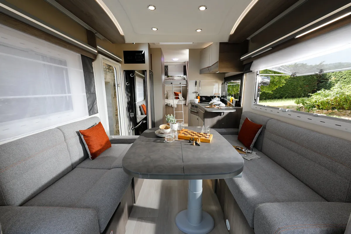 M025 Chausson 720 First Lime Auto motorhome - Image 2