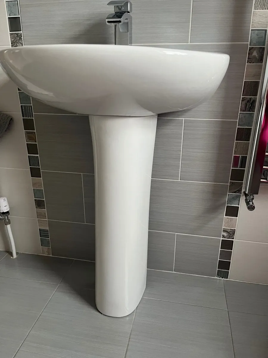 Bathroom sink - Image 1