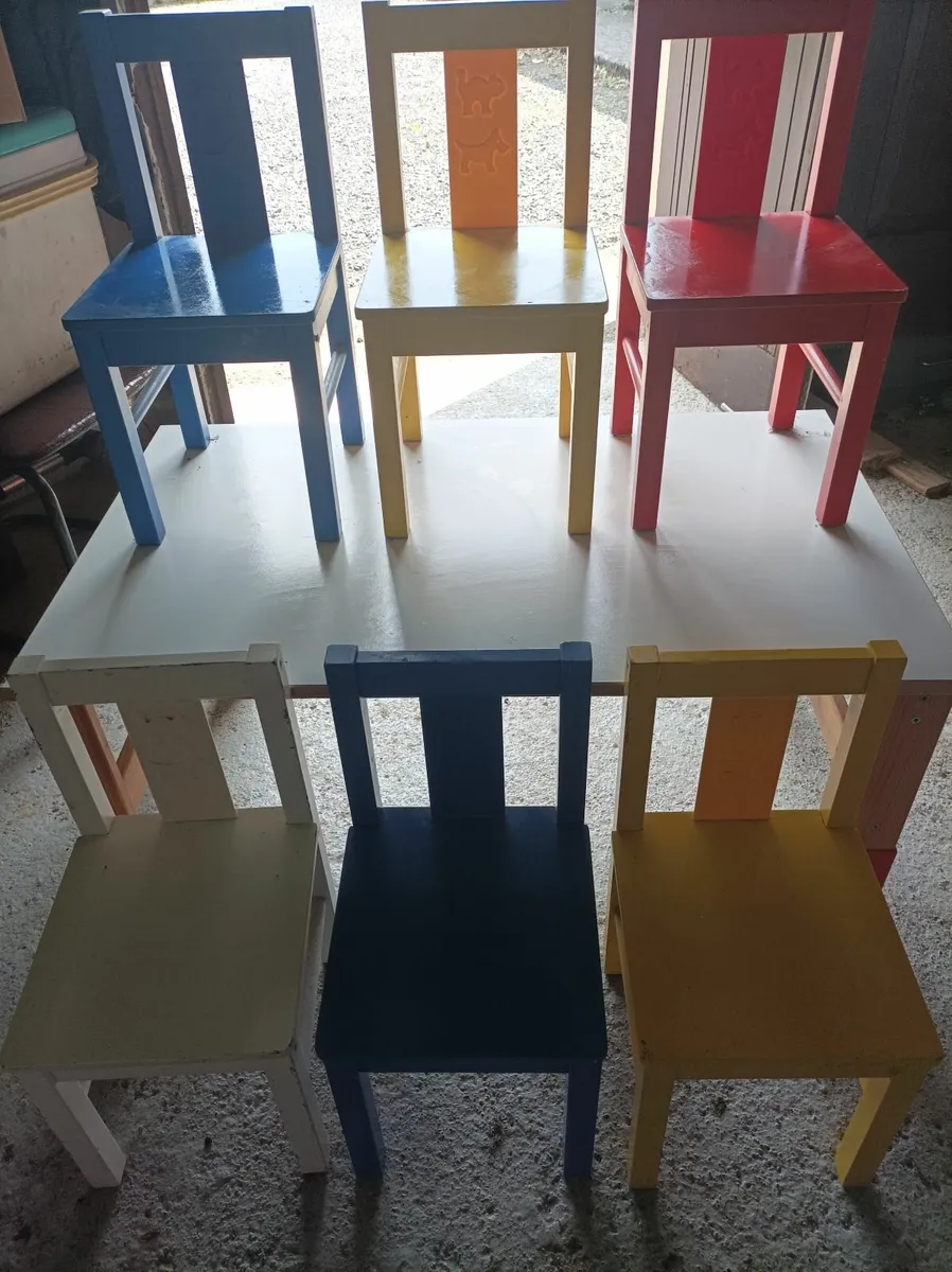 Children's table and six chairs - Image 1
