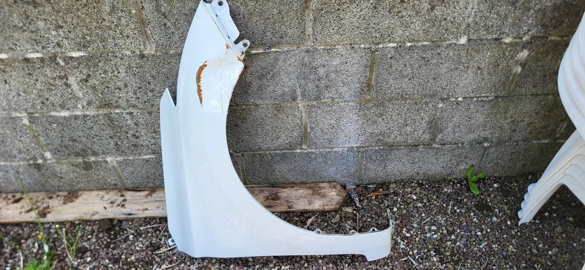 Hyundai I20 white fender - Image 1