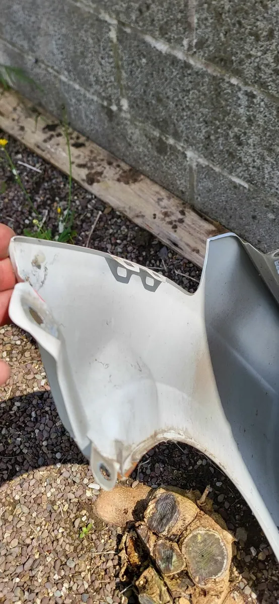 Hyundai I20 white fender - Image 2