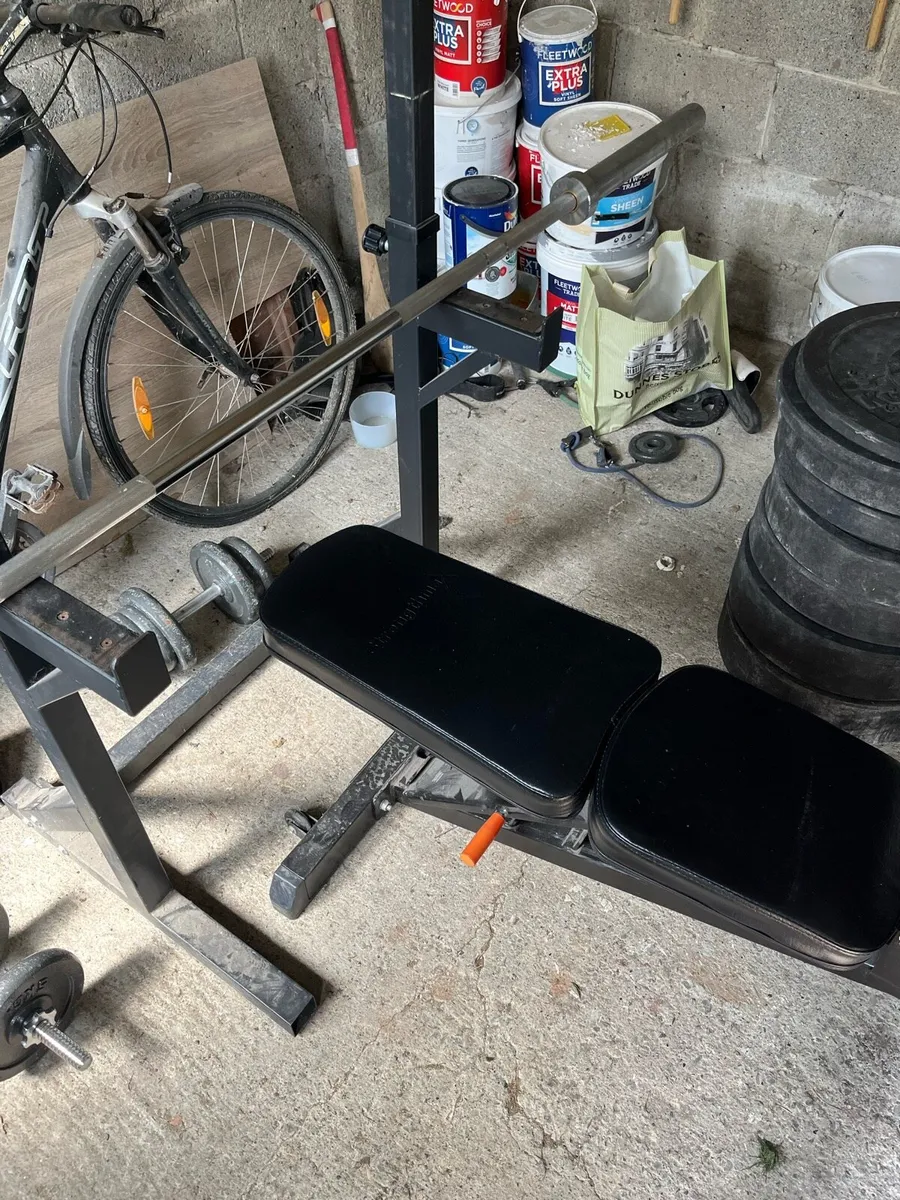 Bumper plates and bar - Image 2