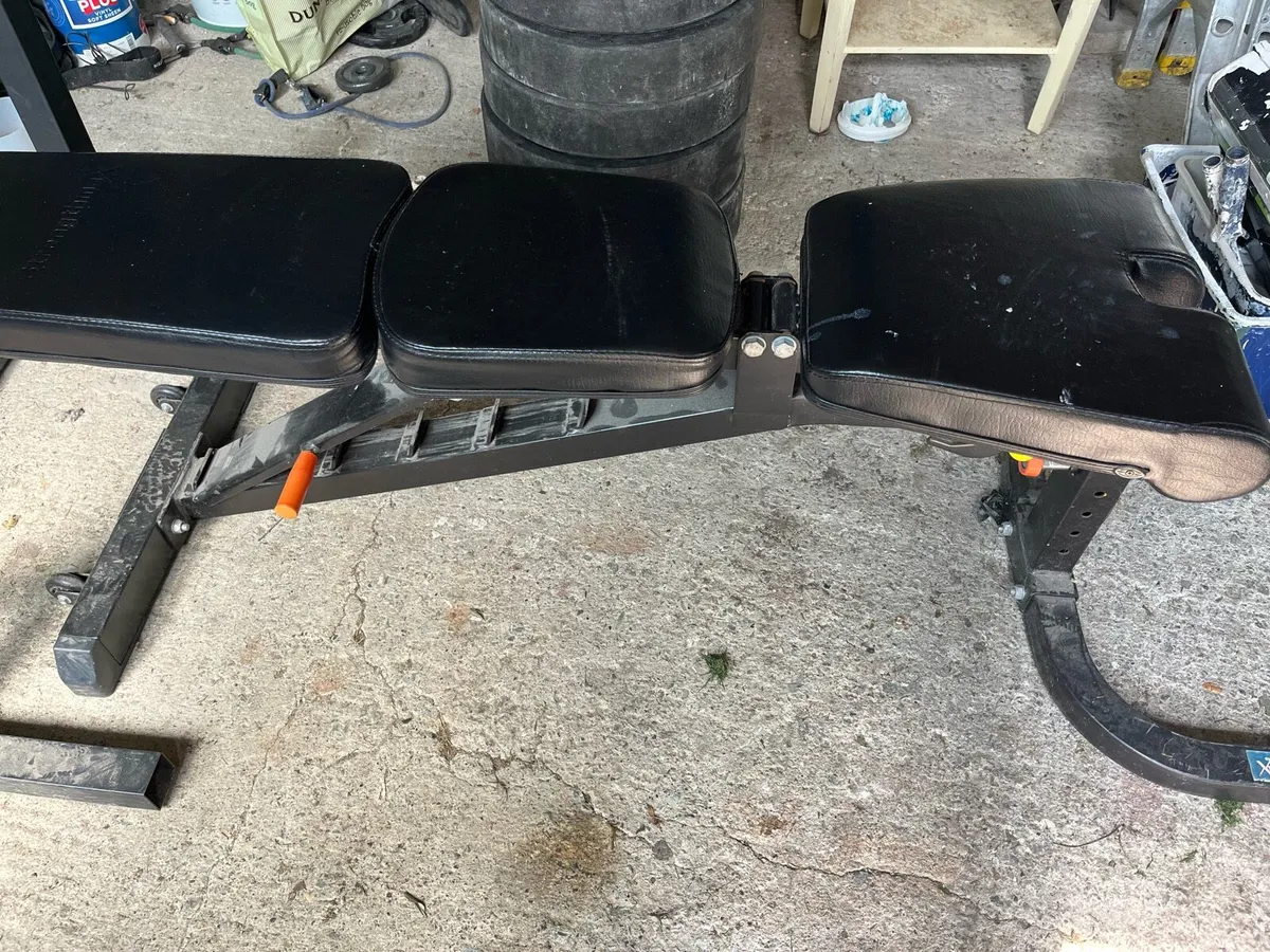 Bumper plates and bar - Image 3