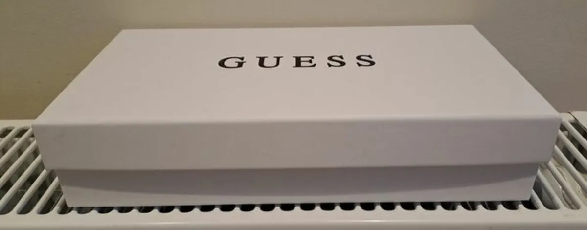 Empty Guess gift box - Image 1