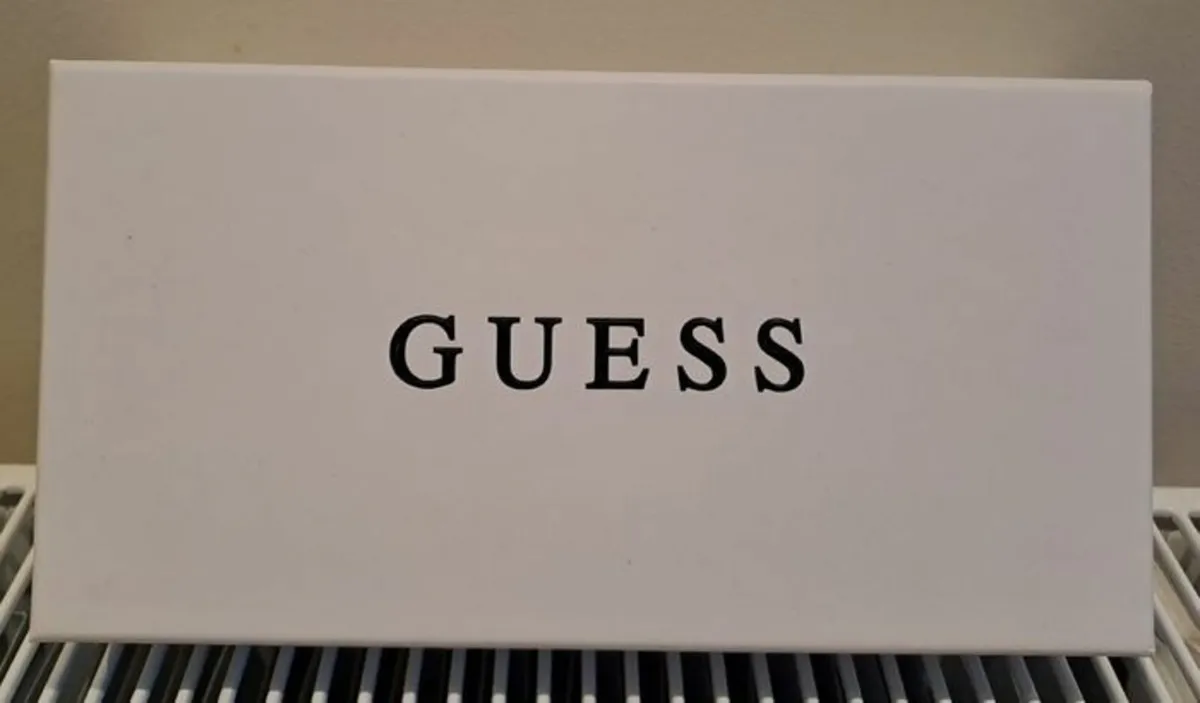 Empty Guess gift box - Image 2