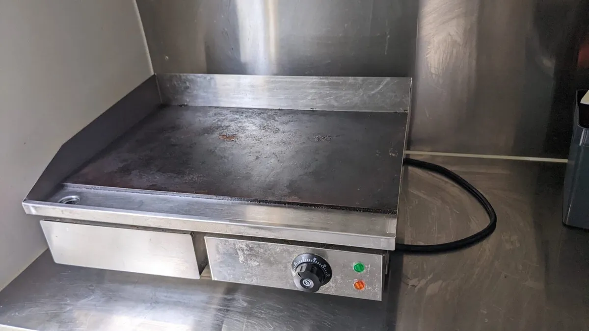 Fully equipped catering van - Image 2